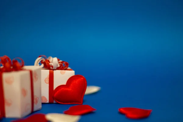 Cajas con regalos sobre fondo azul y corazón rojo. 14 de febrero, —  Fotos de Stock