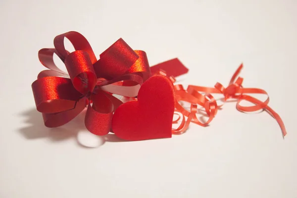 Arco rojo y corazón rojo sobre fondo blanco, Día de San Valentín, Día de las Madres. —  Fotos de Stock