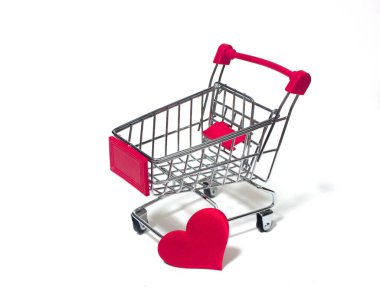 Kırmızı kalpli, beyaz arka planda küçük bir tramvay.