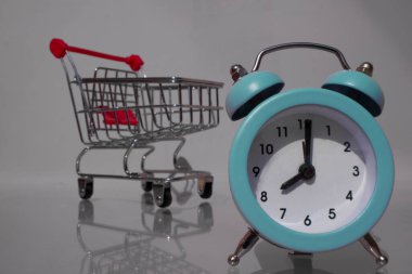 Sabahın sekizinde mavi alarm saati. 