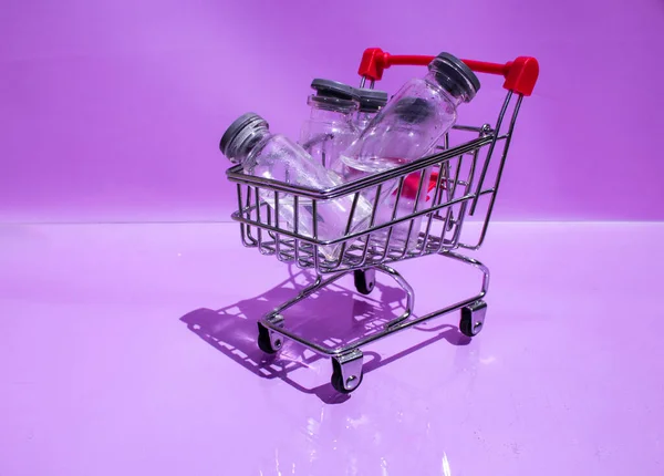Gebrauchte Reagenzgläser in einem kleinen Einkaufswagen. . — Stockfoto