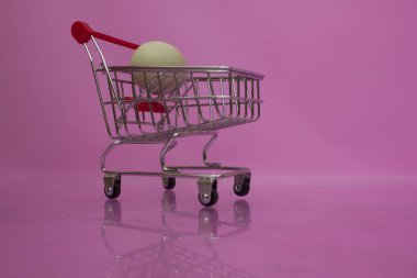 Süpermarket arabasında küçük gri bir yumurta. 
