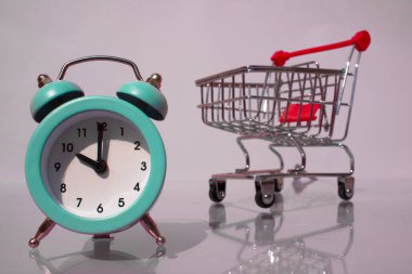 Sabahları saat 10 'da çalan küçük bir çalar saat..