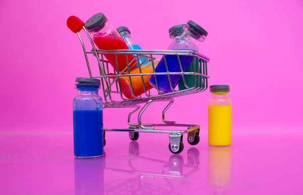 スーパーマーケットのカートでカラフルな薬と試験管. — ストック写真