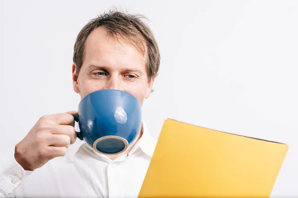 Joven Mirando Una Carpeta Amarilla Bebiendo Café Una Taza Blues —  Fotos de Stock