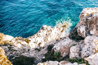 Bir uçurumun tepesinden deniz manzarası. Boşluğu kopyala.