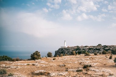 Uçurumun kenarındaki deniz fenerinden bak..
