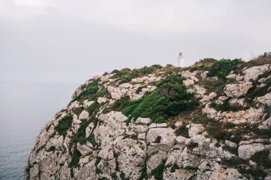 Uçurumun kenarındaki deniz fenerinden bak..