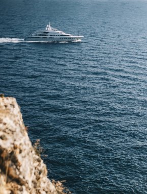 Denizi geçen bir yatın uçurumundan görüntü. Boşluğu kopyala.