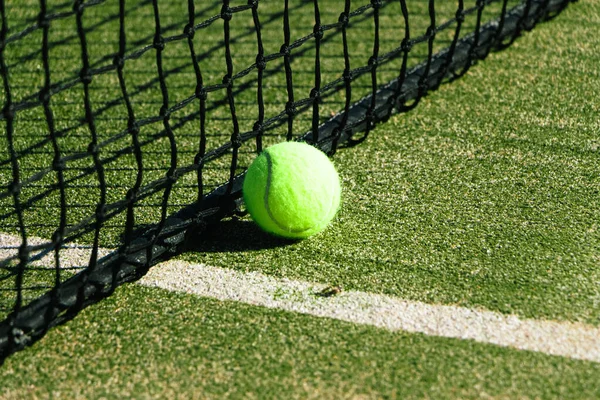 Μπάλα Τένις Στο Έδαφος Ενός Πράσινου Γηπέδου Τένις Φωτογραφία Αρχείου