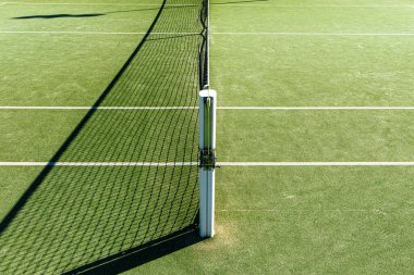 Güneşli bir günde tenis kortu