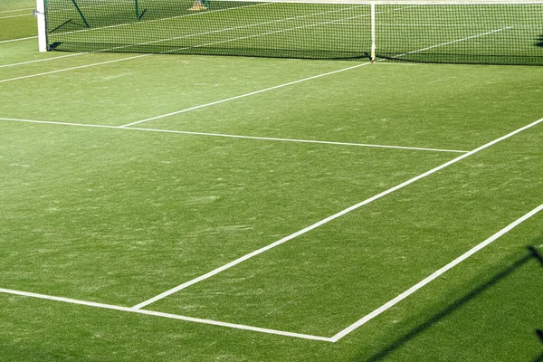 Güneşli bir günde tenis kortu