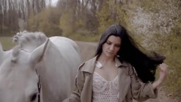 Mladá Žena Kráčí Svým Koněm Poli Jaře — Stock video