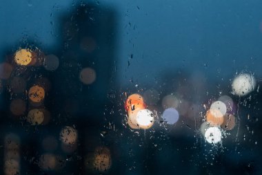 Gece şehrinde yağmur.