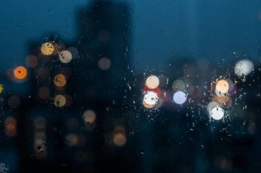 Gece şehrinde yağmur.