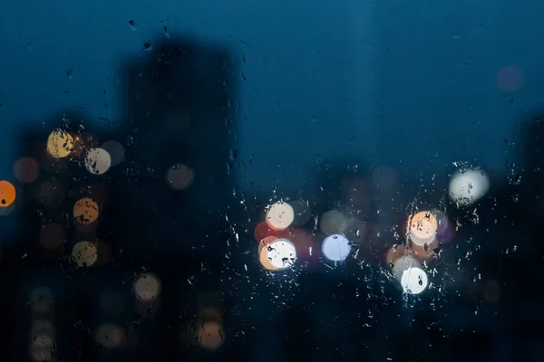Дождь в ночном городе. — стоковое фото