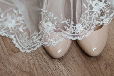 Düğün detayları. Gelinin ayakkabıları ve peçesi.
