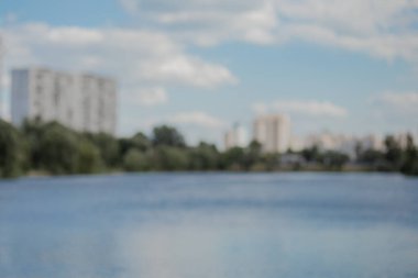 Sulu Bulanık Şehir binası. Bulanık arkaplan.