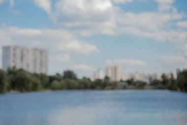 Sulu Bulanık Şehir binası. Bulanık arkaplan.