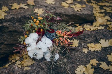 Orkide, orkide, görkemli ve güllü düğün buketi. Boho tarzı.
