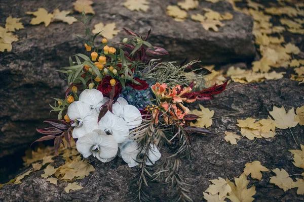 Orkide, orkide, görkemli ve güllü düğün buketi. Boho tarzı.