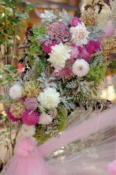 Ślubna brama z kwiatami ustawionymi w parku na ceremonię ślubną — Zdjęcie stockowe