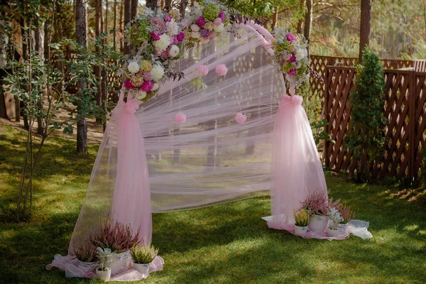 Wedding archway with flowers arranged in park for a wedding ceremony — Stock Photo, Image