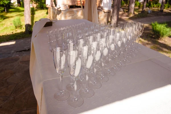 Lot of empty glasses of champagne while at the party table — Stock Photo, Image
