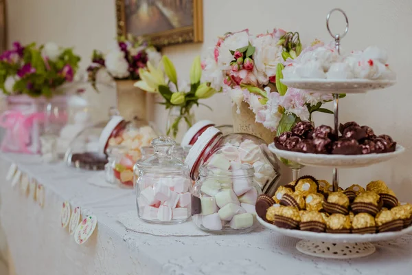 Свадебные конфеты. Стол со сладостями, шведский стол с кексами, конфеты, десерт — стоковое фото