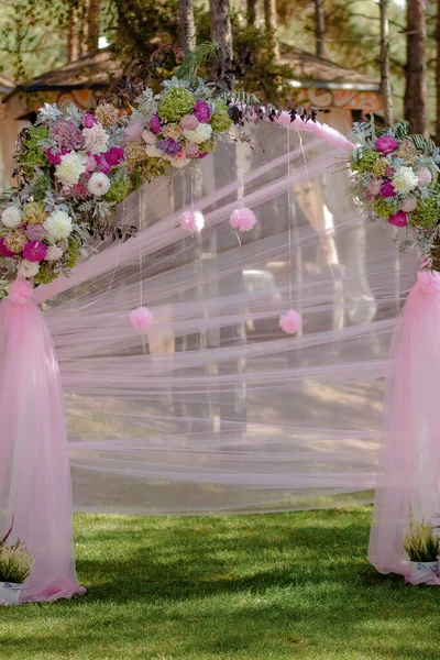 Bröllop valv med blommor arrangerade i parken för en bröllopsceremoni Stockbild