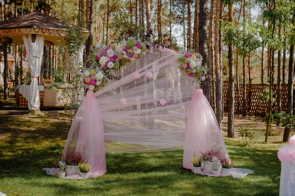 Bröllop valv med blommor arrangerade i parken för en bröllopsceremoni Stockbild