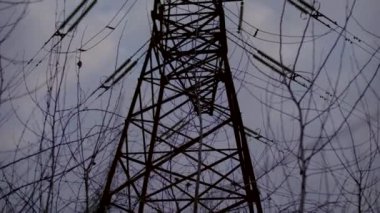Gün batımında yüksek voltajlı elektrik kulesi. Aktarım güç hattı. Yüksek voltaj güç hatları.