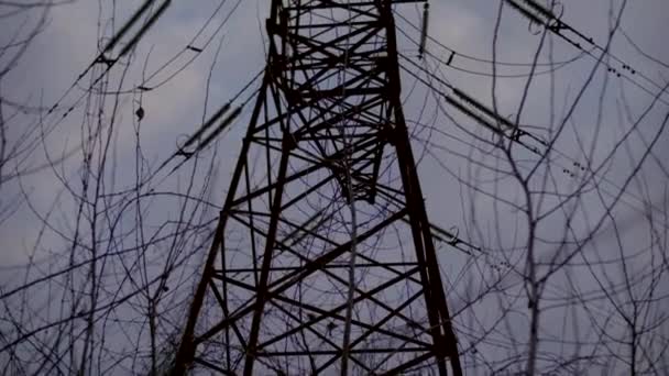 Hoge spanning elektrische toren bij zonsondergang. Transmissiestroom. Hoogspanningsleidingen. — Stockvideo