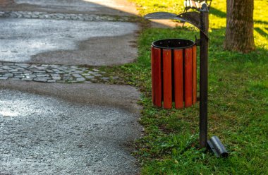 Parkta bir çöp tenekesi