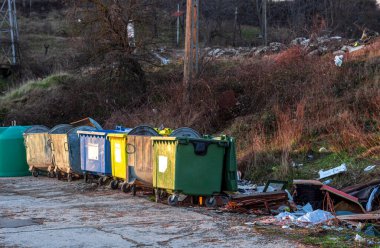 Şehrin varoşlarında terk edilmiş çöpler.
