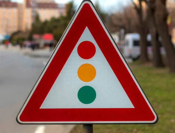 Road Sign Indicates Traffic Light Intersection Blurred Background — Stock Photo, Image