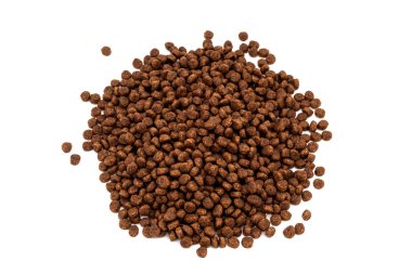 Köpekler besin tanelerini beyaz arka planda izole eder.