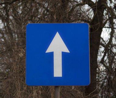 Tek yönlü bir işaret.