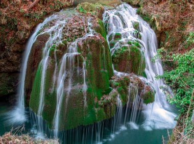 Damlayan bir şelale, uzun süre açıkta kalır.