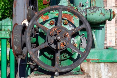 Büyük paslı demir bir vana.