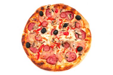 Beyaz arka planda izole edilmiş ev yapımı pizza