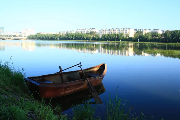 Barco de remos en el río — Foto de Stock