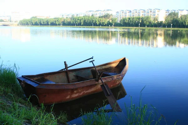 Barco de remos en el río — Foto de Stock