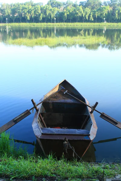 Barco de remos en el río — Foto de Stock