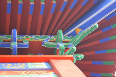 Boyalı ahşap saçak