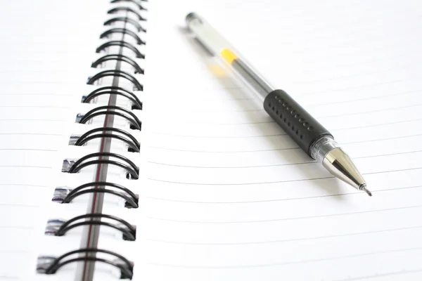 Pen och spiral notebook Stockfoto