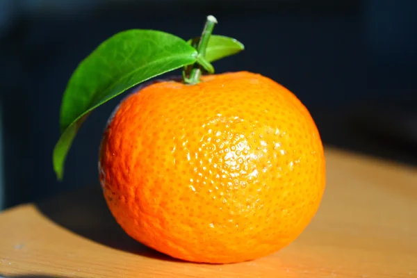 Апельсин с листьями — стоковое фото
