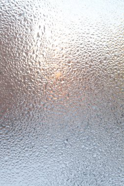 Su damlaları pencereye düşer