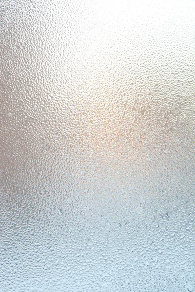 Su damlaları pencereye düşer