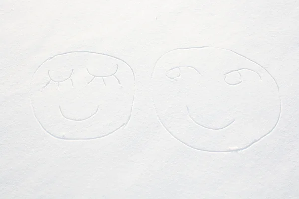 ใบหน้ายิ้มในหิมะ — ภาพถ่ายสต็อก